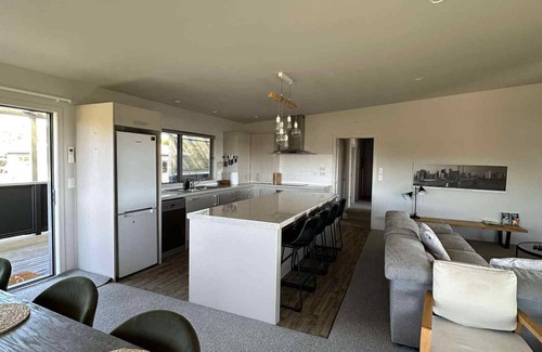 Raglan House | Coastal Paradise 4 bedroom Home with plenty of space for the boat