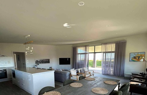Raglan House | Coastal Paradise 4 bedroom Home with plenty of space for the boat