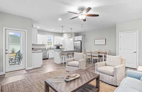 Morehead City House | Coastal townhome with outdoor living, central AC, washer/dryer, & pool access