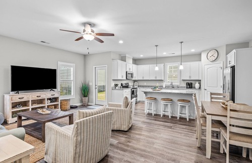 Morehead City House | Coastal townhome with outdoor living, central AC, washer/dryer, & pool access