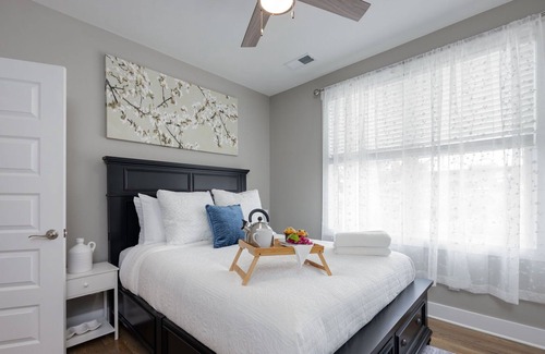 The Nations House | Cobalt Mustang - 2 Bedroom Condo - 2 Mins To TSU
