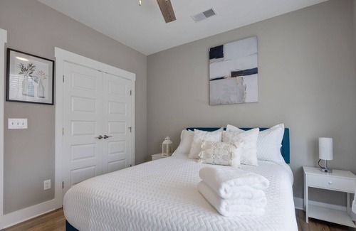 The Nations House | Cobalt Mustang - 2 Bedroom Condo - 2 Mins To TSU