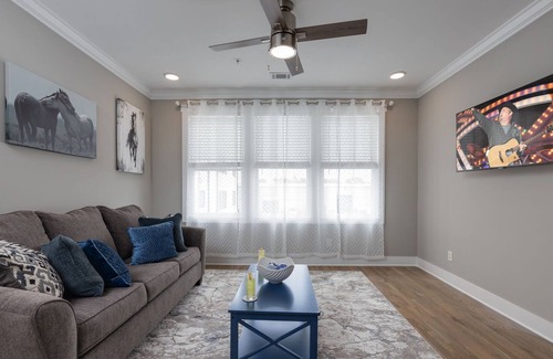 The Nations House | Cobalt Mustang - 2 Bedroom Condo - 2 Mins To TSU