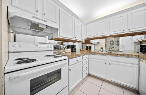 Lighthouse Point Apartment | Coco Palms Apartments By Lowkl