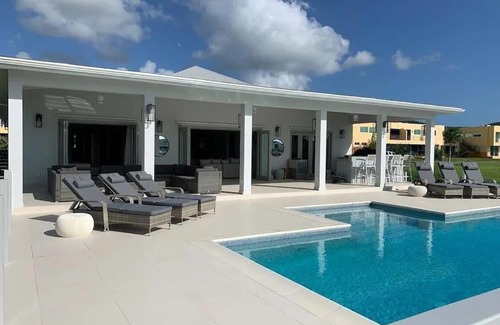 Jolly Harbour Villa | Coco Palms Idyllic 4 Bedroom Villa with Pool & Dock
