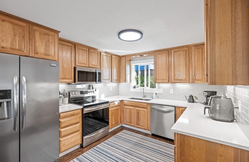 Newberg House | Coffey Lane - Wine Country Retreat with King Beds and a Gym