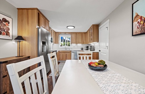 Newberg House | Coffey Lane - Wine Country Retreat with King Beds and a Gym