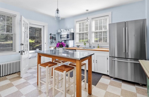 Cohasset Cottage | Cohasset gem steps to Sandy Beach. Ask about our monthly rate off-season!