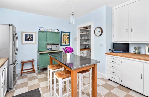 Cohasset Cottage | Cohasset gem steps to Sandy Beach. Ask about our monthly rate off-season!