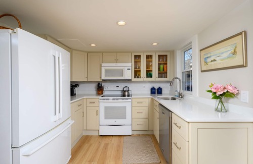 Cohasset Cottage | Cohasset gem steps to Sandy Beach. Ask about our monthly rate off-season!