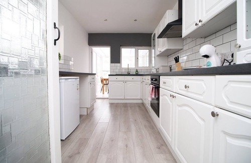 Newport House | Cohost Partners Charming 4BR Home Garden Oasis Parking
