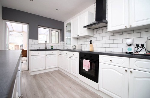 Newport House | Cohost Partners Charming 4BR Home Garden Oasis Parking