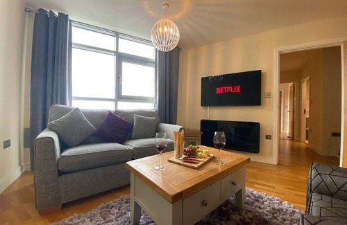 Cardiff City Centre Apartment | Cohost Partners Modern 2BR in Cardiff with Parking