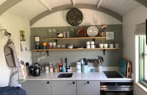 Stone in Oxney Apartment | Coldharbour Luxury Shepherds Hut with Hot Tub