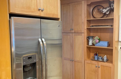 Hamilton House | Colgate Hamilton Lake Moraine 4 BR Waterfront Retreat Sleeps 10