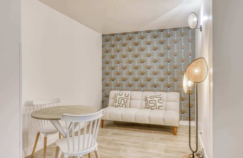 Annemasse Apartment | Colivi Suite Annemasse: Proche Gare, Salon Séparé