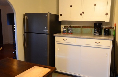Tyrone House | College District Art House - Patio - Walk to Downtown - Sleeps 5