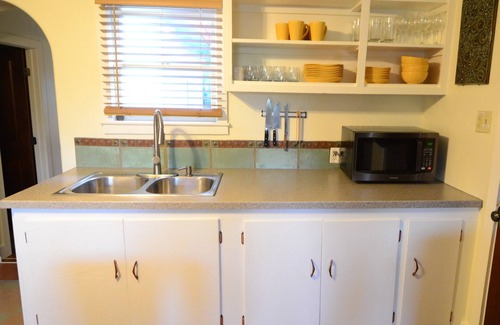 Tyrone House | College District Art House - Patio - Walk to Downtown - Sleeps 5