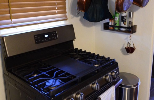 Tyrone House | College District Art House - Patio - Walk to Downtown - Sleeps 5
