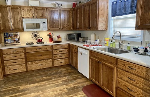 Lake Charles House | College St B&B -Close to Casinos/Pet Friendly!