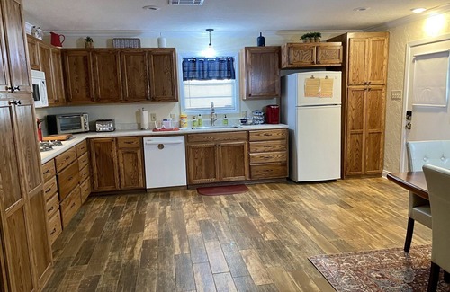 Lake Charles House | College St B&B -Close to Casinos/Pet Friendly!