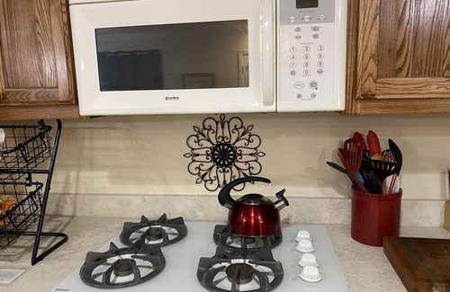 Lake Charles House | College St B&B -Close to Casinos/Pet Friendly!