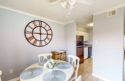 College Station Condo | College Town Condo, Enclosed Patio, Shared Pool