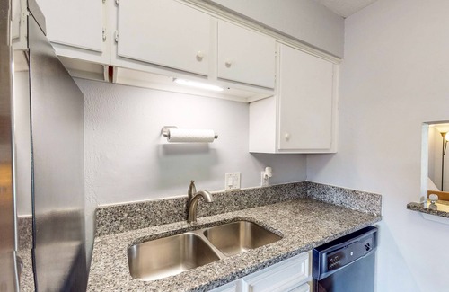 College Station Condo | College Town Condo, Enclosed Patio, Shared Pool