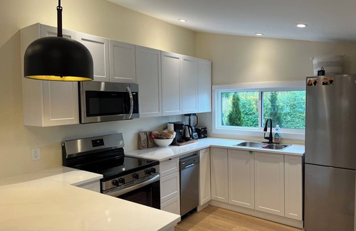 Collingwood House | Collingwood. Walk to the water. Hot Tub. Pet friendly. Short drive to Blue Mt.
