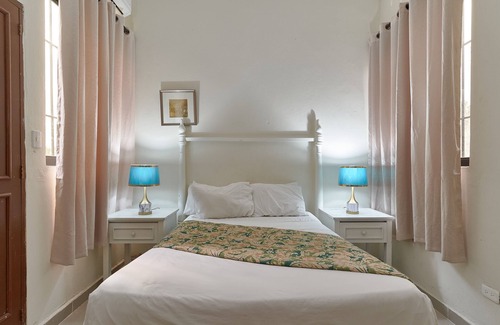 Zona Colonial Hotel | Colonial Oasis: Stylish Retreat with Free WiFi and Invigorating Hot Water