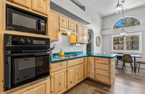 Munds Park House | Colorful Gem ~ BBQ ~ Yard Games