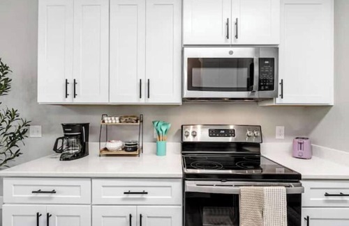 Taylors House | Colorful & modern w/private patio, veteran-owned