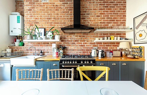 Canonbury Apartment | Colourful and Cosy Home in De Beauvoir Town