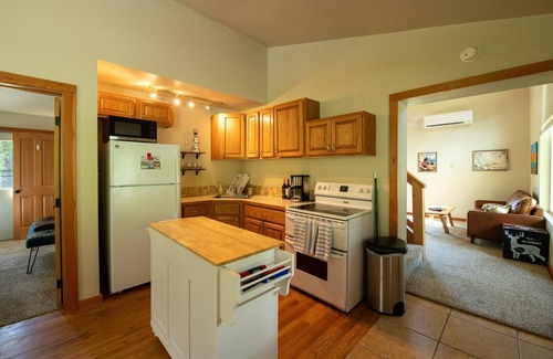 Eureka House | Colter Ridge, Two Bedroom Two Bathroom Cozy Cabin, Valley Views, Aveda Products