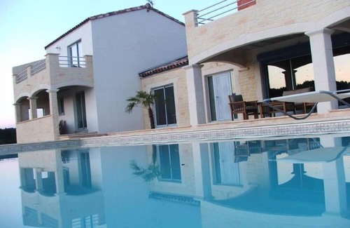 Saint-Hippolyte-de-Montaigu Cottage | Comfortable gîte in luxury residence