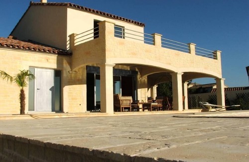 Saint-Hippolyte-de-Montaigu Cottage | Comfortable gîte in luxury residence