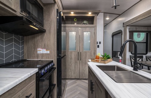 Oak House | Come, Glamp with us near the beaches of Gulf Shores, AL . 2022 Glen Luxury RV