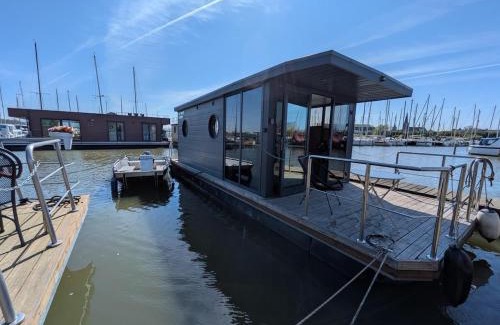 Monnickendam Boat Rental | Comfi Winter houseboat Eclipse Monnickendam