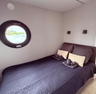 Monnickendam Boat Rental | Comfi Winter houseboat Eclipse Monnickendam