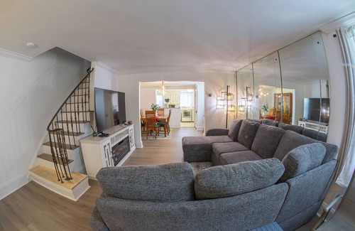 Sharon Hill House | ComfiNook Retreat- 3BR Near PHL Airport + Parking + WiFi + AC