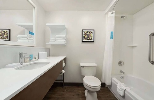 South Portland House | Comfort and Convenience! Free Breakfast, Parking, Pet-Friendly Property!