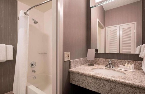 Tempe Hotel | Comfort and Convenience! Four Relaxing Units, Swimming Pool, Pets are Welcome!