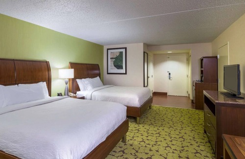 Hopelawn Hotel | Comfort & Convenience near Rutgers University | Free Wi-Fi, Free Parking & Pool