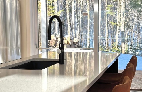 Saint-Raymond Ski Chalet | Comfort in nature with spa just 700m from the VBN cycling and hiking center!