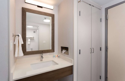 Cheektowaga Hotel | Comfort Inn & Suites Buffalo Airport