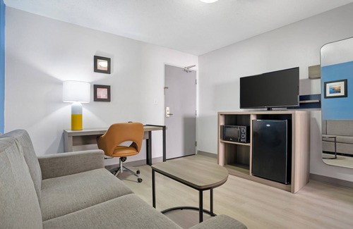 Long Beach Hotel | Comfort Inn & Suites Crystal Inn Sportsplex