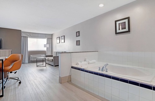 Long Beach Hotel | Comfort Inn & Suites Crystal Inn Sportsplex