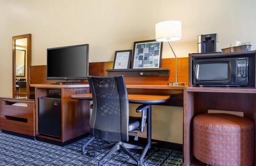 Ashwaubenon Hotel | Comfort Inn & Suites Green Bay Stadium Area