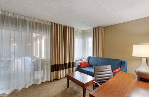 Jackson Hotel | Comfort Inn & Suites Jackson - West Bend