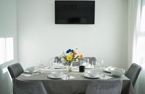 Market Harborough Apartment | Comfort Lettings - 4 bedroom, 8 Beds & 2 Free Parking, Garden, Family Friendly